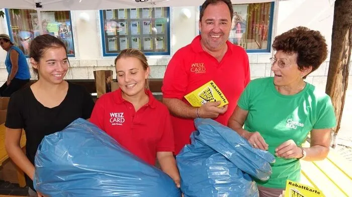 Säckeweise wurden Altkleider- und Schuhspenden abgegeben