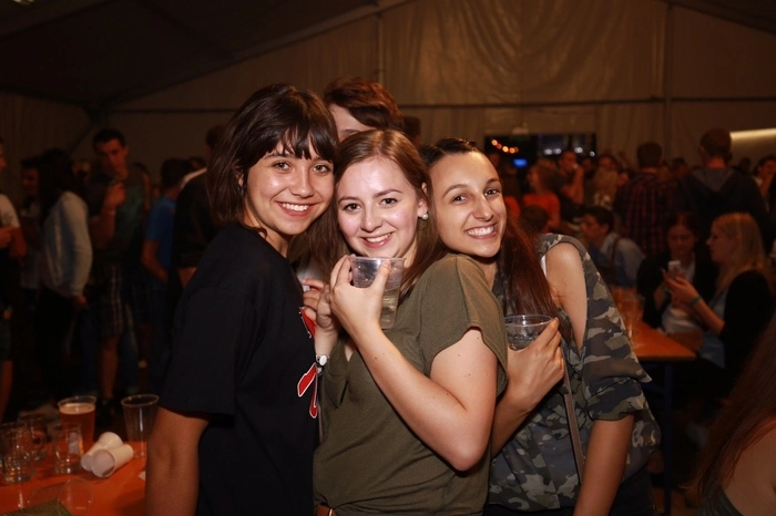 Im Festzelt sorgten erst die Blechquetscher für gute Stimmung, gefolgt von den Lausern, die die Anwesenden bis spät nach Mitternacht mit voller Power und genialer Musik mächtig bei Laune hielten.