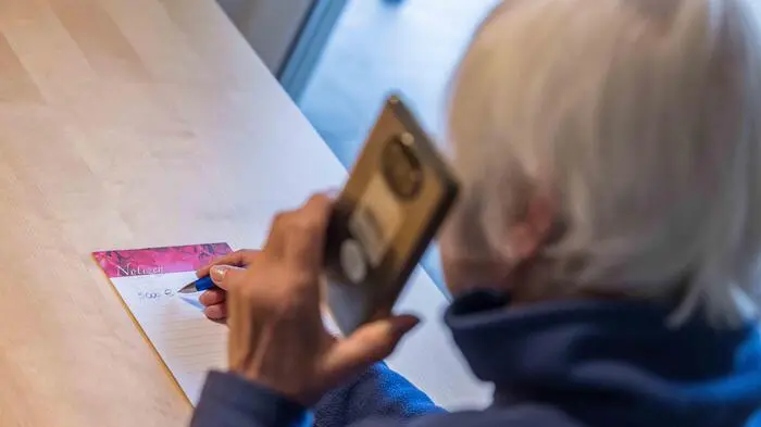 Vor allem ältere Kunden, mit denen er ausschließlich über sein Privathandy kommuniziert hat, waren Opfer des Bankberaters