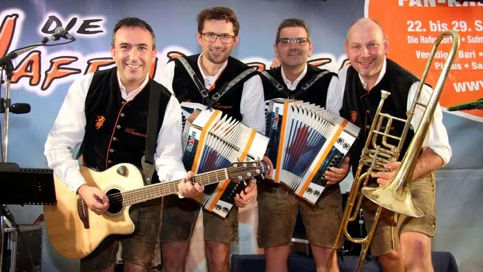 "Die Hafendorfer" aus der Steiermark trugen sehr viel zum Gelingen des Abends bei, da sie sowohl als Stimmungsraketen als auch als musikalische Meister, ihr großes Register zogen. 