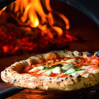Pizza aus dem Holzofen darf bei einem Bibione-Besuch nicht fehlen