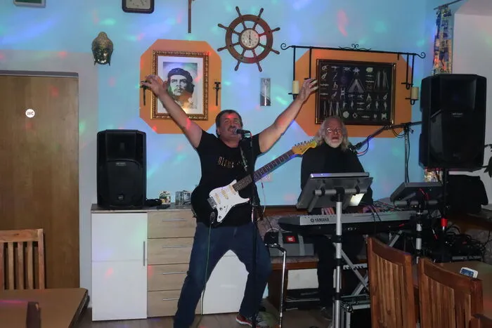 Im Stiagnwirt sorgte Hausherr Harald Perkonig alias "Harry Perkins" mit Band für ausgelassene Stimmung bei den Stammgästen.