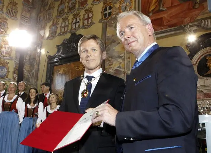 Der Staatssekretaer im oesterreichischen Bundeskanzleramt, Josef Ostermayer (SPOe, l.), erhaelt am Dienstag (16.08.11) in Klagenfurt anlaesslich des Festaktes zur Ortstafelregelung fuer Kaernten vom Landeshauptmann von Kaernten, Gerhard Doerfler (FPK, r.), einen Orden des Landes Kaernten. Das sogenannte Volksgruppengesetz, das die Ortstafelregelung einschliesst, wurde am Donnerstag (21.07.11) im oesterreichischen Bundesrat abgesegnet und besagt, dass in Orten mit einem Mindestanteil von 17,5 Prozent der slowenischsprachigen Bevoelkerung zweisprachige Ortstafeln aufgestellt werden muessen. Foto: Gert Eggenberger/dapd