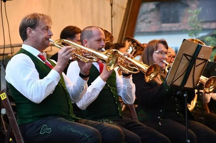 Im Anschluss übernahm die Stadtkapelle Murau unter Kapellmeister Christian Jank die Bühne. Auf dem Programm standen unter anderem „Meuterei auf der Bounty“, „The Witch and the Saint“, „Amparito Roca“ sowie die „Polka XY“. Zwei der Werke wurden von Christian Jank eigens für Blasorchester arrangiert.