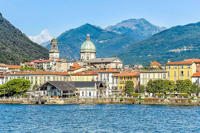 Verbania liegt am Westufer des Lago Maggiore und wurde 2023 mit einer Blauen Flagge ausgezeichnet.