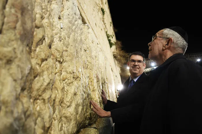 Der Besuch an der Klagemauer gehört zum Pflichtprogramm: Gebetszettel werden in die Ritzen und Spalten gesteckt. Bundespräsident Alexander Van der Bellen und Oskar Deutsch, Präsident der Israelistischen Kultusgemeinde widmeten sich gemeinsam dem Ritual.