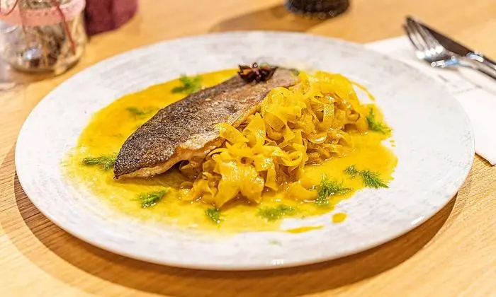 Gebratenes Forellenfilet mit lauwarmem Fenchel-Gewürz-Salat von Ulrike Bernhard