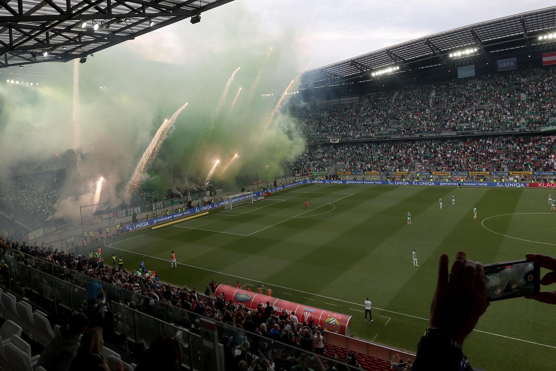 Ins Stadion geschmuggelt: Trotz Pyro-Verbots zündeten Fans wieder ein Feuerwerk