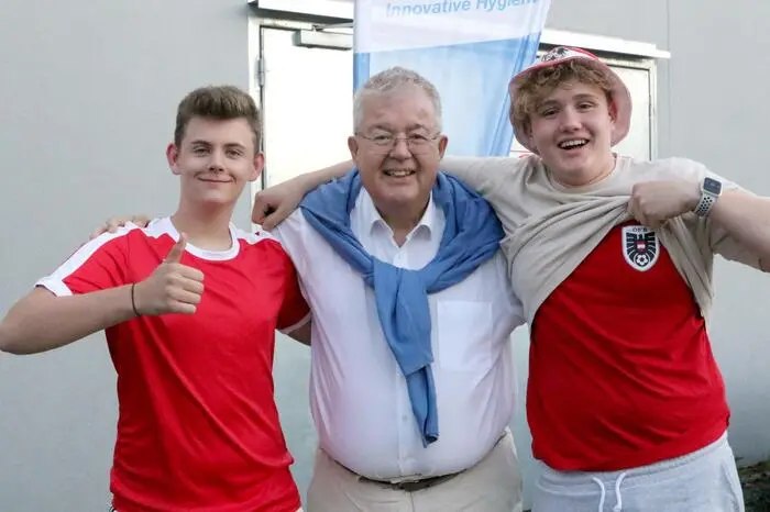  „Ein großes Spiel. Schade, dass uns der Aufstieg nicht gelungen ist. Trotz der Niederlage können wir auf die Leistung unserer Mannschaft bei dieser EM wirklich stolz sein“, so Bürgermeister Walter Zemrosser (Mitte) nach dem Schlusspfiff. 