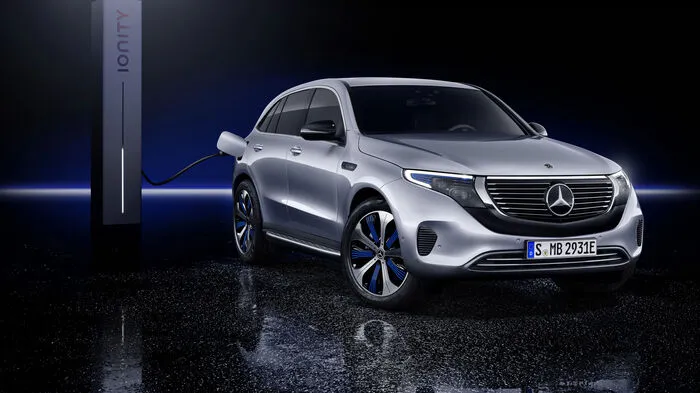 Mit dem EQC kommt das erste Fahrzeug der Marke EQ, die Mercedes 2016 ins Leben gerufen haben, auf die Straße. Der Crossover bringt es mit zwei Elektromotoren auf eine Reichweite von bis zu 450 Kilometern, gemessen nach dem NEFZ.