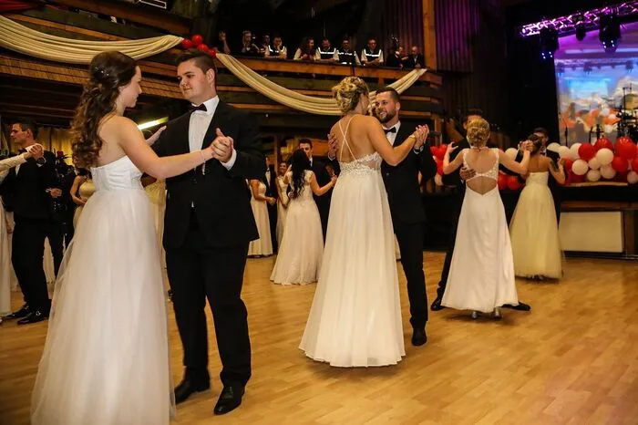 Eine musikalisch feurige Nacht verbrachten vergangenen Samstag die zukünftigen Absolventen der BHAK Judenburg in Kobenz. Unter dem Motto „HAK School Musical - We‘re Breaking Free“ luden sie in die Räumlichkeiten der Freizeitanlage Zechner.