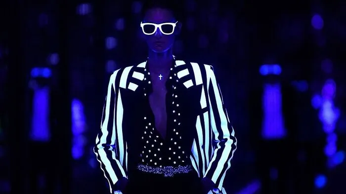 Seit Montagabend präsentiert die französische Designerelite in Paris ihre neuen Kollektionen für die kommende Herbstsaison. Saint Laurents neuer Chefdesigner Anthony Vaccarello spielte dafür mit fluoreszierenden Stoffen.