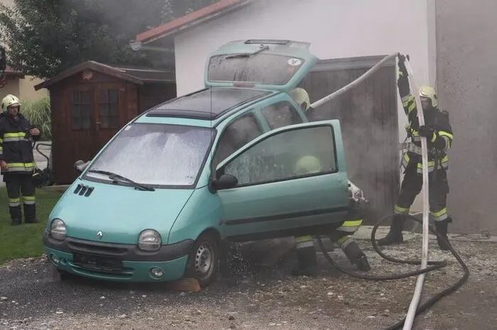 Der Besitzer des Pkw dürfte Reparturarbeiten am hinteren Teil des Fahrzeuges durchgeführt haben, als Feuer ausbrach.