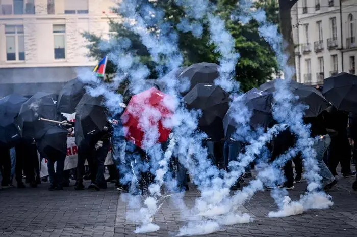 In Paris musste die Polizei Tränengas einsetzen. 