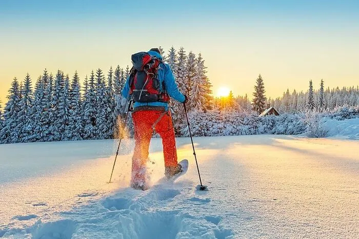 Schneeschuhwandern. Tief eintauchen in die Natur kann man im Winter am besten bei einer Schneeschuhwanderung. Die Schneeschuhe ermöglichen aufgrund ihrer Form den Zugang zu Fuss in den Wald und auf unpräparierten Wegen. Zwei mit grünen Pfosten gekennzeichnete Routenvorschläge bieten die Möglichkeit einer Wanderung auf eigene Faust.