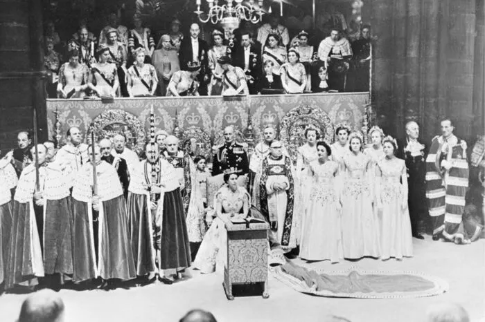 Die Krönung der Queen am 2. Juni 1953 in der Westminster Abbey in London. Sie war die am längsten amtierende Monarchin der Britischen Geschichte.