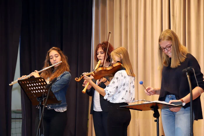 Musikalisch wurde das Fest unter der Leitung von der Leiterin der VS Mortantsch, Manuela Schloffer gemeinsan mit ehemaligen Schülern eröffnet.