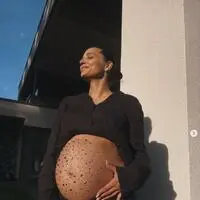 Amira beklebte ihren Babybauch mit zahlreichen glitzernden Steinchen