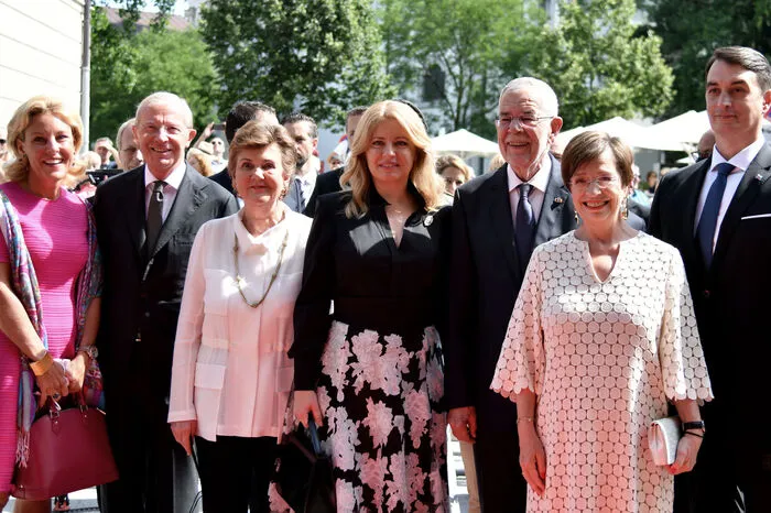 Politgifpel, national und international: Landeshauptmann Wilfried Haslauer mit seiner Frau Christina Rößlhuber, Helga Rabl-Stadler, die slowakische Präsidentin Zuzana Caputva, Bundespräsident Alexander van der Bellen und Ehefrau Doris Schmidauer.