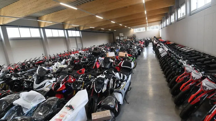 In der neuen Lagerhalle haben mehr als 300 Fahrzeuge Platz.