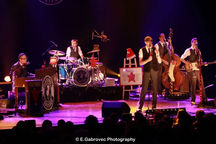 Von Klassikern aus den 50ern wie "Blue Christmas" (in der Version von Dean Martin) und "Santa Bring My Baby Back to Me" (Elvis) bis zu Bearbeitungen wie "Driving Home for Christmas" (wie es Fats Domino etwa gespielt hätte) und der Twist Version von Lasst Christmas ...