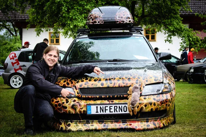 Martin Lichtenthal, 32, Attersee, Chemiker„Ich bin heuer mit einem Audi B5 Avant, Baujahr 1997 in Reifnitz. Gekauft habe ich ihn vor vier Jahren im Originalzustand. Eingebaut wurde dann sehr viel vom A6, ein wahnsinniger Aufwand. Bei der Planung ist uns auch die Idee mit den Flammen gekommen. Sogar das Airbrush haben wir selbst gemacht. Es war kein einziger „Facharbeiter“ dran, das Auto ist quasi in meiner Garage entstanden. Einen Namen hat er auch: „Inferno“.“