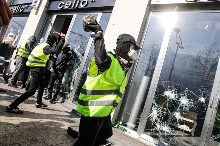 Ein Wohnhaus ist in Paris bei Protesten der "Gelbwesten" in Flammen aufgegangen - eine Mutter und ihr Baby wurden gerettet. Das Feuer wurde nach Angaben von Innenminister Christophe Castaner vorsätzlich gelegt. Es brach in einer Bank im Erdgeschoß des Hauses in der Nähe der Prachtmeile Champs-Élysées aus und breitete sich dann aus, wie der Sender France 3 berichtete.