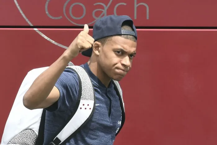 Kylian Mbappe (Frankreich, 19): Den Durchbruch schaffte der Angreifer im Vorjahr bei Monaco, es folgte der Wechsel zu Paris Saint-Germain. Beim Meister kam er in der abgelaufenen Saison in 45 Spielen auf 21 Tore. Als neuer Thierry Henry bezeichnet, gab Mbappe im März 2017 sein Debüt bei "Les Bleus". Im letzten Testspiel vor der WM bewahrte er sein Team mit dem Tor zum 1:1 gegen die USA vor Negativschlagzeilen. In Russland wird der in einem Vorort von Paris geborene Stürmer mit der Nummer 10 einlaufen. In Russland ist Mbappe der zweitjüngste Spieler, nur der Australier Daniel Arzani ist jünger.