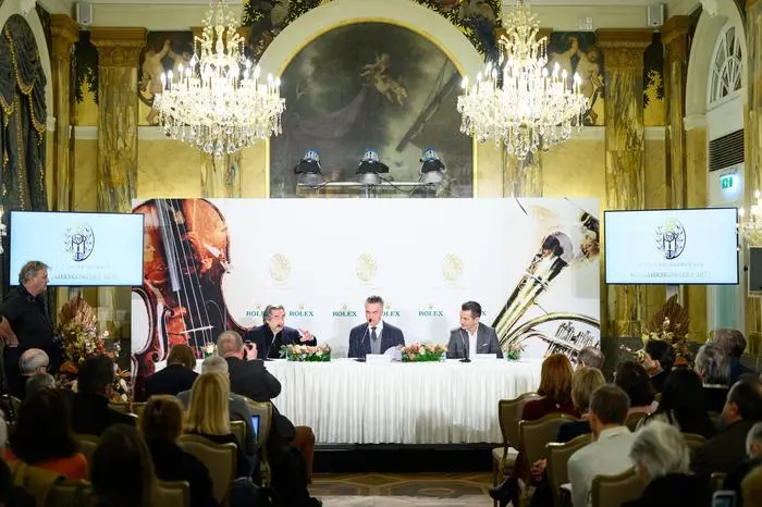 ABD0042_20241228 - WIEN - ÖSTERREICH: Dirigent Riccardo Muti, Philharmoniker-Vorstand Daniel Froschauer und Roland Weißmann am Samstag, 28. Dezember 2024, im Rahmen einer Pressekonferenz der Wiener Philharmoniker anlässlich des Neujahrkonzertes 2025 in Wien. - FOTO: APA/MAX SLOVENCIK