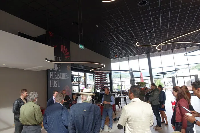 Der Kino-Wartebereich schließt offen an das Restaurant OX an.