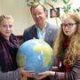 Sophie Mittendrein (links) und Zorah Kuchling von der Modellschule Graz haben den Klima-Experten Gottfried Kirchengast interviewt