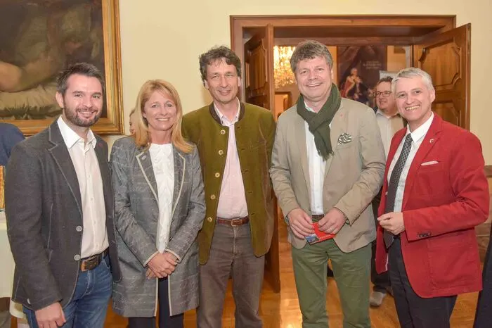 Bei der Vorpremiere im Schloss waren Daniel Ramsbacher und Angelika Lesky vom Tourismusverband Spittal, Peter Demschar von der Wirtschaftskammer, Bürgermeister Gerhard Pirih und HLW-Direktor Adolf Lackner.