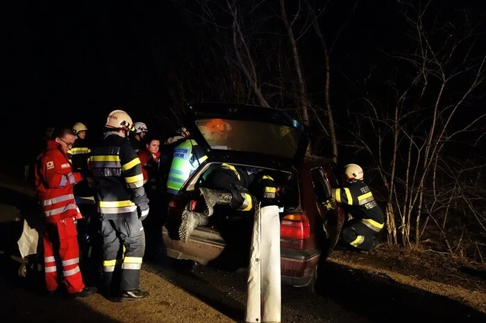 Abschließend wurden Wrackteile eingesammelt und das Unfallauto für den Abtransport vorbereitet. 