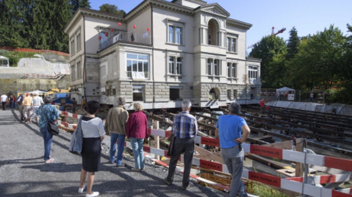 Mit Hilfe hydraulischer Pressen ist das 3600 Tonnen schwere Gebäude in Bewegung gesetzt worden.