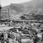 Ein Bild aus Nagaski kurz nach dem Atombombenabwurf. Bis auf wenige Außnahmen steht weit und breit kein Stein mehr auf dem anderen. Über 40.000 Menschen sterben