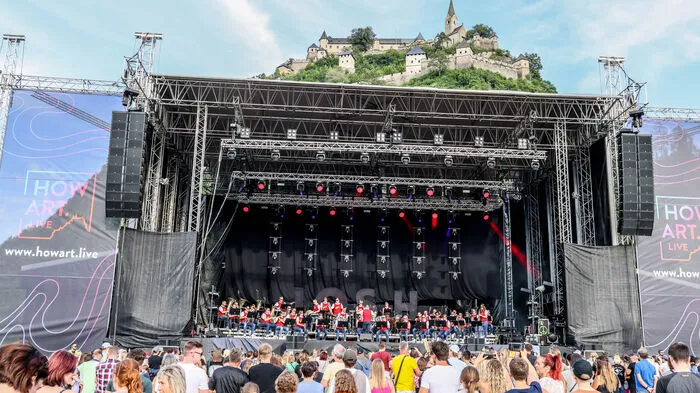 16 Meter Bühne, 5000 Fans, grenzenlose Partystimmung: Im Viereck vor der Burg Hochosterwitz feierten am Freitag Fans von Josh und Alvaro Soler eine ausgelassene Party. Als Vorbands standen die Trachtenkapelle Zweinitz und Blowing Doozy auf der Bühne. Klicken Sie sich durch die Fotoserie!