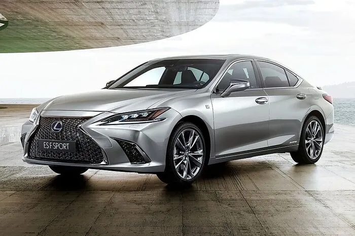 Die Frontpartie unterscheidet sich je nach Modellvariante deutlich: Mit vertikalen Streben setzen die einen auf Eleganz, während die F-Sport-Varianten mit einem schwarzen Kühlergrill, L-förmigen Elementen und zusätzlichen Lufteinlässen daherkommen.