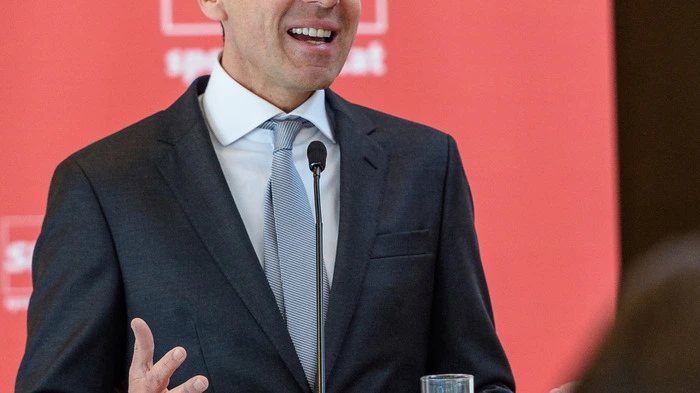 "Wenn wir dieses Schauspiel weiter liefern, ein Schauspiel der Machtversessenheit und der Zukunftsvergessenheit, dann haben wir nur noch wenige Monate bis zum endgültigen Aufprall, wenige Monate, bis das Vertrauen und die Zustimmung in der Bevölkerung restlos verbraucht sind." Christian Kern bei seinem 1. Auftritt als SPÖ-Chef im Mai 2016