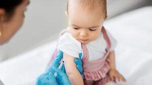 Ab dem 3. Monaten können Kleinkinder im Rahmen der Sechsfach-Impfung gegen Keuchhusten geimpft werden. Weitere Dosen folgen im 5. sowie im 11./12. Lebensmonat. Die erste Auffrischung sollte vor Schuleintritt erfolgen, danach alle zehn Jahre