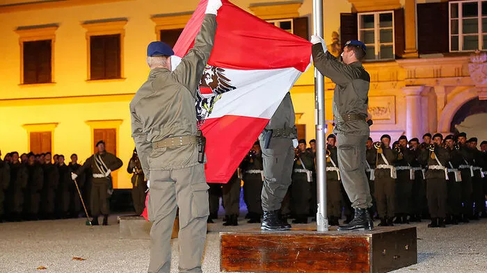Traditionell im Vorfeld des Nationalfeiertags werden vor dem Grazer Schloss Eggenberg Grundwehrdiener feierlich angelobt.