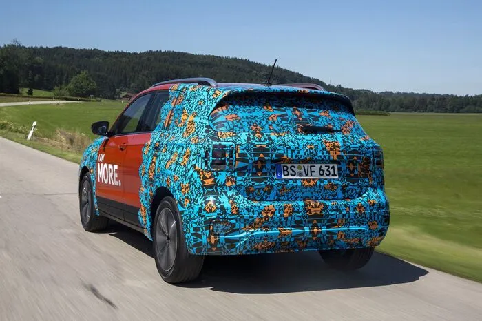 Dafür, dass der T-Cross angesichts seines Formats ordentlich viel Platz bieten soll, ist der der Modulare Querbaukasten, kurz MQB. Diese innovative Basis zieht die Vorderachse weit nach vorn, sorgt so für ein Plus an Radstand, ein Plus an Innenraum und ein Plus an Stauvolumen.