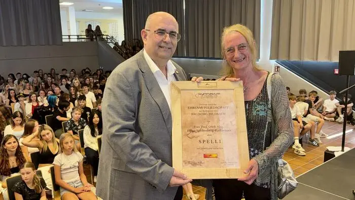Für ihr mehr als vierzigjähriges Engagement als Lehrerin am Brg-/Borg Feldbach verlieh Direktor Gunter Wilfinger Helga Spellenberg-Rathleitner die Ehrenmitgliedschaft der Schule auf Lebenszeit