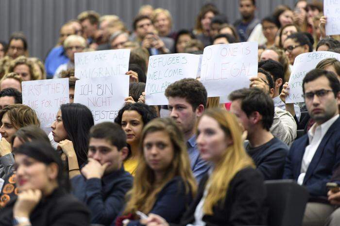 Dutzende Studenten protestierten in dem voll besetzten Hörsaal gegen die Anwesenheit des FPÖ-Politikers