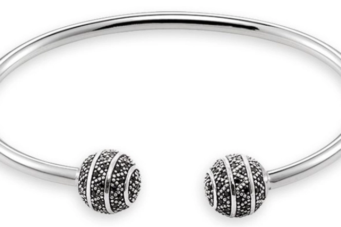 Puristische Klarheit zum einen und rockig-schicke Details zum anderen machen die Kreationen von Thomas Sabo zu lässigen Schmuckstücken höchster Qualität. Bester Beweis: die Armspange mit kugelförmigen Enden aus Sterlingsilber.