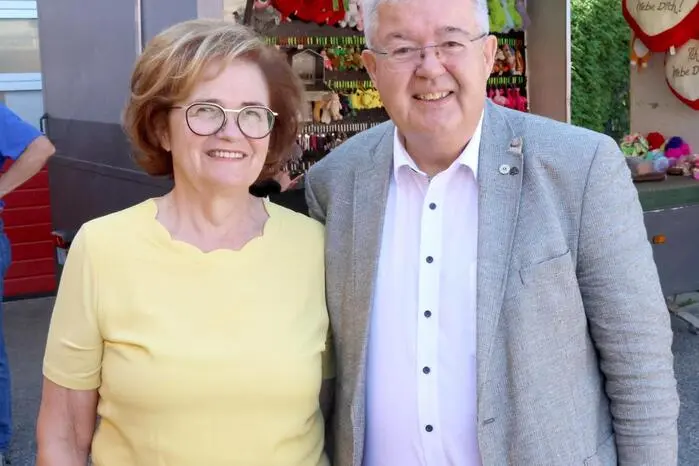 Das Fest nicht entgehen ließen sich heuer Bürgermeister Walter Zemrosser (am Foto mit Gattin Ingrid), Feuerwehrarzt Michael Obmann, Polizeiinspektionskommandant Alexander Benedikt, Landesfeuerwehrkommandant-Stellvertreter Friedl Monai, Provisor John Opara, Bäcker-Innungsmeister Martin Vallant, Musiker Walter Markus, Alt-Bürgermeister Manfred Mitterdorfer sowie eine starke Abordnung der FF-Partnergemeinde Tamm, welche eine 600 Kilometer-Anreise aus Deutschland auf sich genommen hatte.