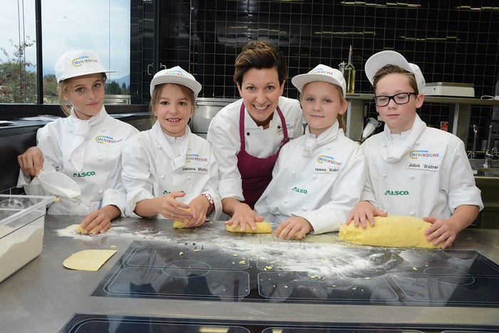 Starköchin Patrizia Kaspar kocht mit den Miniköchen das dreigängige Kürbis Menü