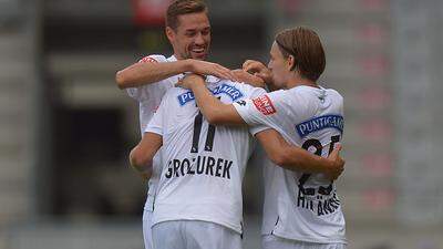 Markus Lackner und Stefan Hierländer herzen Lukas Grozurek