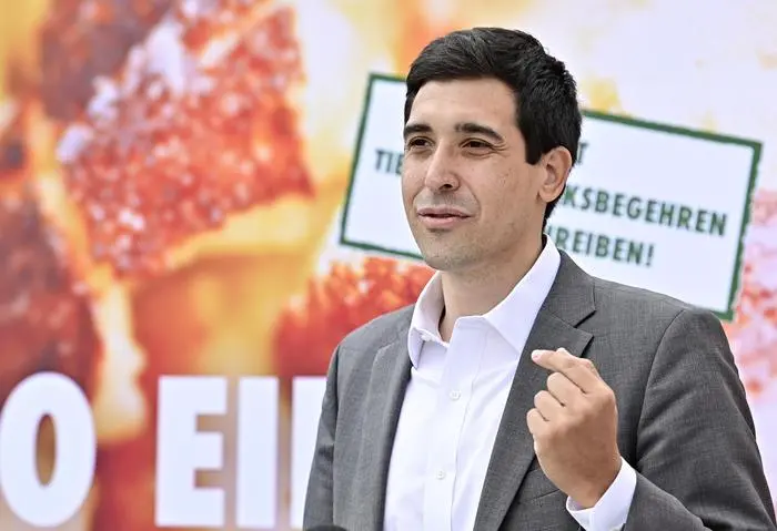 ABD0041_20190821 - WIEN - ÖSTERREICH: Initiator Sebastian Bohrn Mena anl. der Präsentation des Verein Tierschutzvolksbegehren 'Wir wollen wissen, was wir essen' - für mehr Transparenz in der Lebensmittelproduktion am Mittwoch, 21. August 2019, in Wien. - FOTO: APA/HANS PUNZ