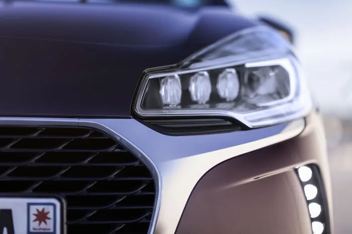 Jetzt werden der DS 3 und die Cabrio-Version frisch geschminkt und bieten Designneuheiten wie beispielsweise eine neue Frontpartie.