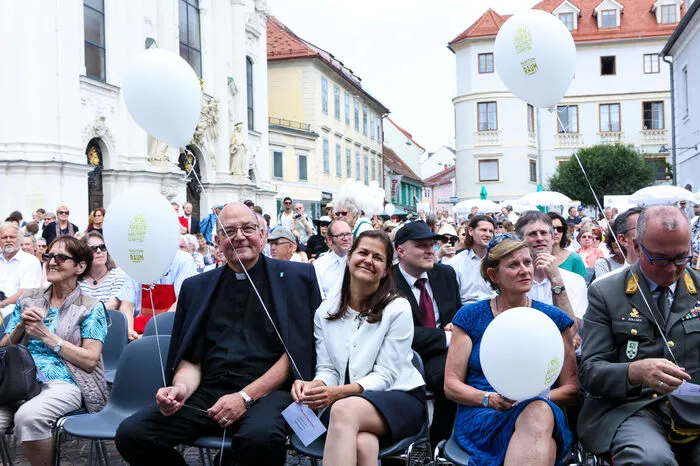 Unter ihnen fanden sich auch Stadtpfarrer Christian Leibnitz, Landesrätin Doris Kampus, Oberkirchenrätin Gerhild Herrgesell und Brigadier Heinz Zöllner.